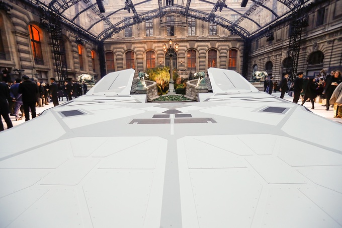 Louis Vuitton biến sân bảo tàng Louvre thành bãi đáp tàu vũ trụ